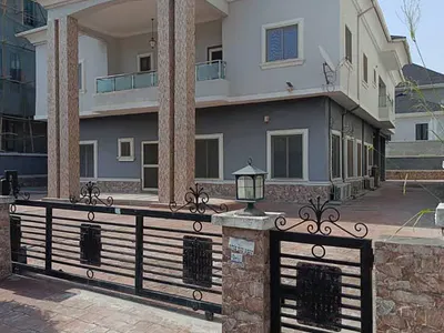 A Spacious 4 Bedroom Detached House with 2-Bedroom BQ & 2 Garages