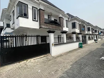 Spacious 5 Bedroom Detached Duplex with BQ