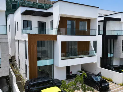 Stunning 6 Bedroom Detached Duplex