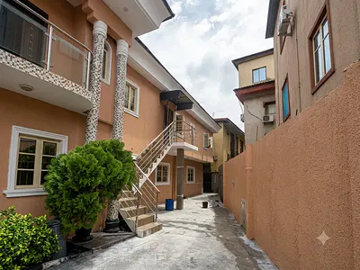 A Newly Renovated 2 Bedrooms Spacious Up Flat