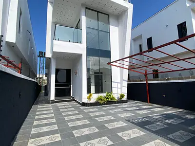 Sophisticated 5 Bedroom Fully Detached-