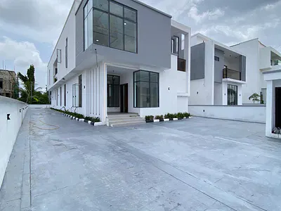 Astonishing 5 Bedroom Detached Duplex with Swimming Pool