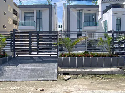 Aesthetically Pleasing 5 Bedroom Home with a Rooftop Garden