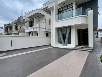 Contemporary 5 Bedroom Fully Detached Duplex
