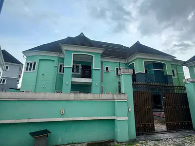 5 and 4 Bedroom Duplexes in a Prime Location