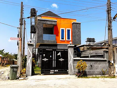 Well Maintained 5 Bedroom Detached Duplex