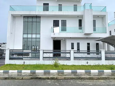 Beautiful 5 Bedroom Duplex