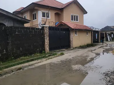 Spacious 3 Bedroom Apartment (Upstairs)