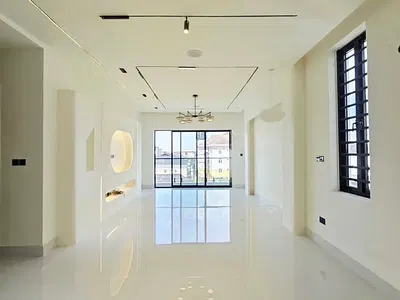 Luxurious 5 Bedroom Fully Detached Duplex with Modern Facilities