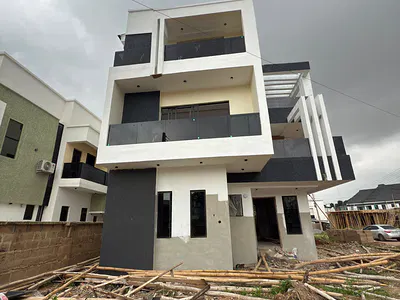 Prestigious 5-Bedroom Duplex/Triplex