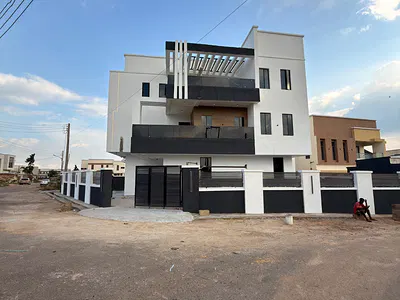 Prestigious 5-Bedroom Duplex/Triplex with Attached BQ — Ibadan, Oyo