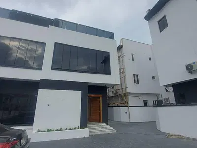 Newly Built 5 Bedroom Fully Detached House with Swimming Pool and a Ro