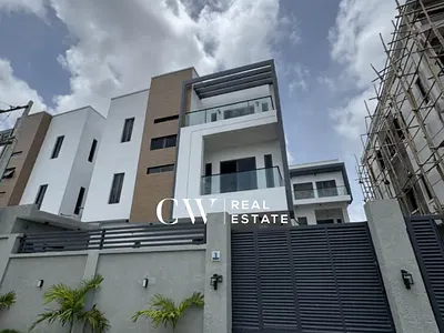5-Bedroom Detached House with BQ