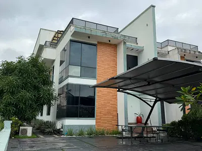 Well Maintained 5 Bedroom Fully Detached Duplex