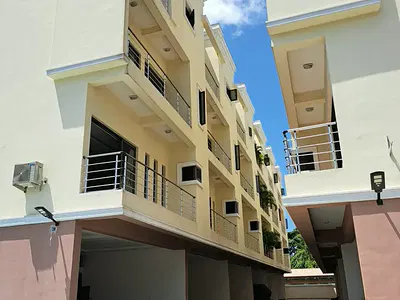 Modern 4 Bedroom Terraced House with Pool