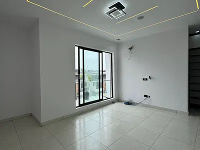 4 Bedrooms Semi Detached Triplet
