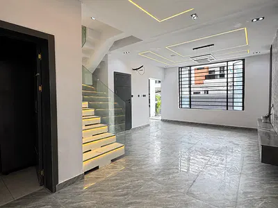 4 Bedrooms Semi Detached Triplet