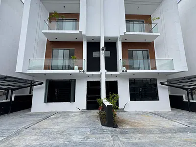 4 Bedrooms Semi Detached Triplet