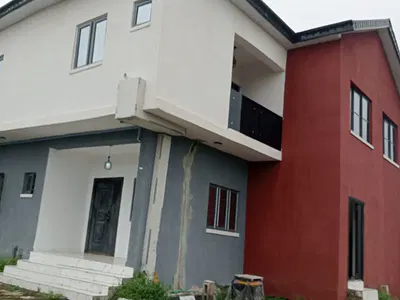 Luxury 3 Bedroom Apartment Upstairs
