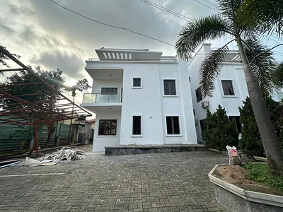 Brand New Luxurious 5 Bedroom Spacious Detached House with BQ