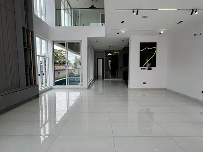 Contemporary 5 Bedroom Detached with Pool, Office/Study, Cinema, Gym,