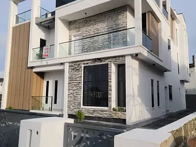 Luxury 5 Bedroom Fully Detached with Swimming Pool