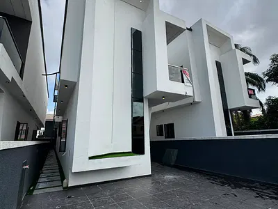 Amazing 5bedroom Duplex with a BQ Within an Estate