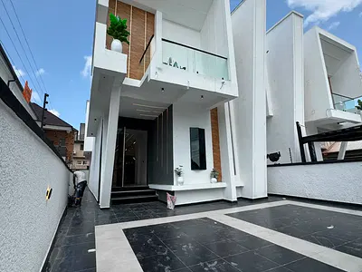 Gorgeous 5bedroom Duplex with a BQ and a Pool