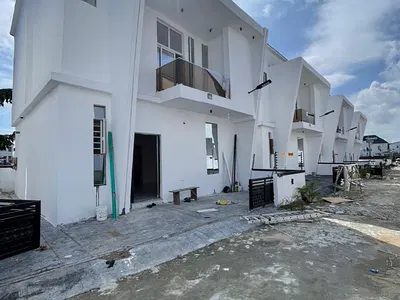 A Comfortable 3 & 4 Bedroom Fully Detached Duplex.