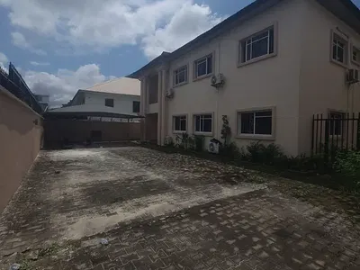 6 Bedroom Fully Detached Duplex with a Room BQ and Modern Pop