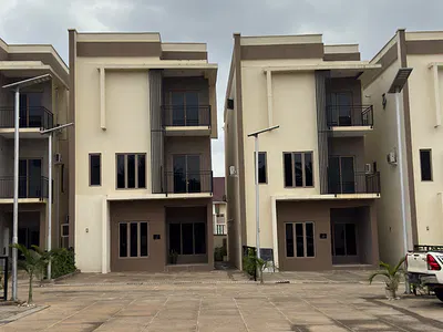 Exquisitely Finished 5 Bedroom Detached House + BQ