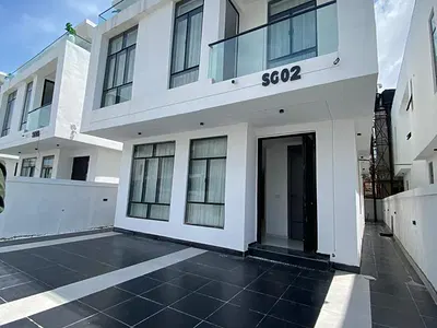 Beautifully Crafted 5 Bedroom Fully Detached Duplex