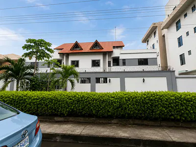 4 Bedroom Detached House with a Room BQ, Spacious Living Room