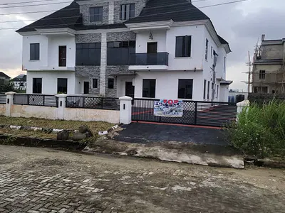 Elegant Well Built 5 Bedroom Semi-Detached Duplex