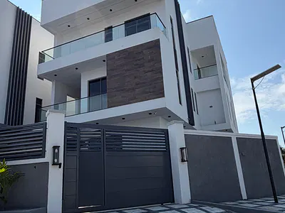 Spacious 5 Bedroom Fully Detached House with Ample Space