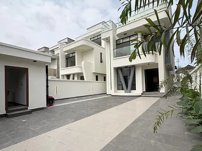 Luxury 5 Bedroom Duplex with Cinema and Gym