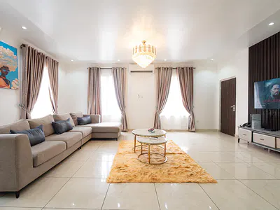 Executive 3-Bedroom Apartment with Snooker Table & 24/7 Internet