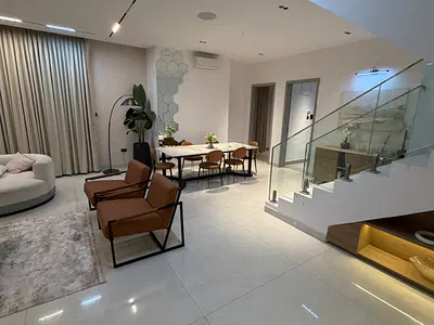Luxury 4 Bedroom Maisonette with Maidsroom
