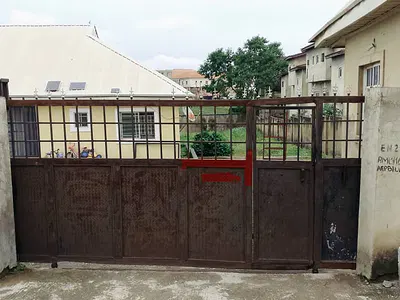Strategic Plot with Existing Building for Sale in Fha Lugbe