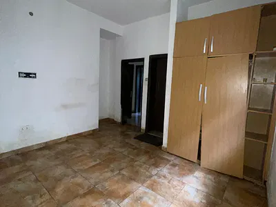 Spacious Mini Flat with Close-Fitted Kitchen