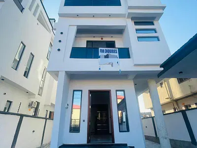 Screaming Luxury 6 Bedroom Fully Detached Duplex