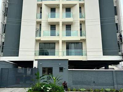 Stylish 3 Bedroom Serviced Apartment with Gym, Elevator