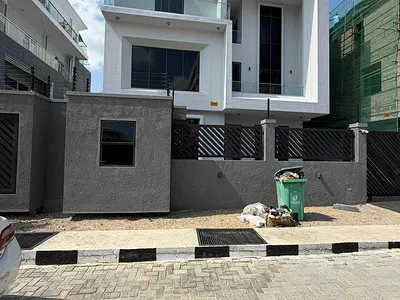 Luxurious 5 Bedroom Fully Detached Duplex in a Secure Environment