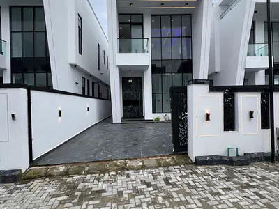 5 Bedroom Fully Detached with Swimming Pool