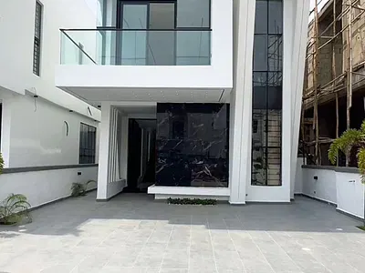 Luxurious 5 Bedroom Duplex with Pool, Gym & Water Fountain