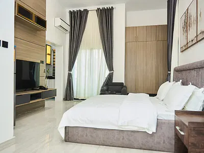 Modern Luxury Oasis 24/7 Power, Sonos Sound & Prime Location