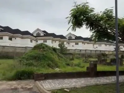 850SQM, Residential, C of O, Tarred Road, (in an Estate)