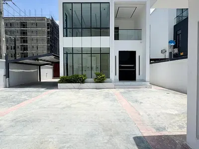 Newly Built 5-Bedroom Detached House