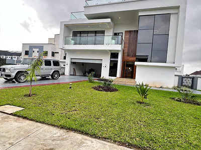 Spacious 6 Bedroom Detached Duplex