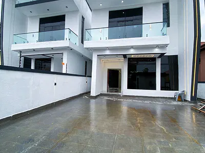Stunning 5 Bedroom Detached Duplex